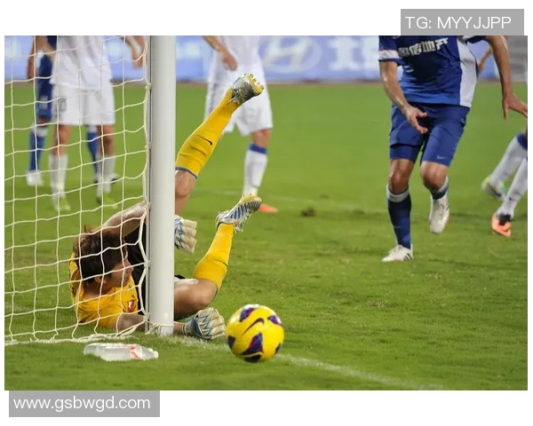 足球飞进窗户瞬间引发的意外事件与邻里间的趣味故事